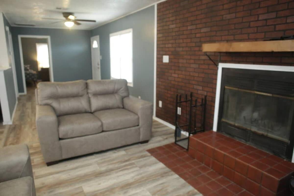 1 Bedroom With A Fireplace Close To Base Lawton Exterior foto